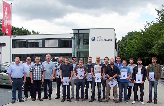 ERfolgreiche KFZ-Servicetechniker erhalten Zertifikate